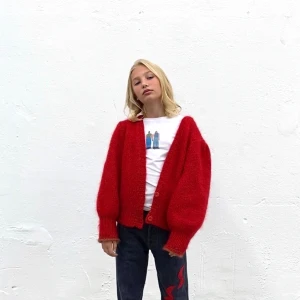 Stickad no:8 - IMASKOPI x PHILIPPA - Stickad secondhand-kofta som är en re-make av @imaskopi i samarbete med Philippa Parnevik. Koftan passar en XS-M, beroenden på önskad passform.