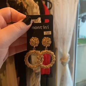 Montini örhänge  - Montini örhänge, oanvänd. 