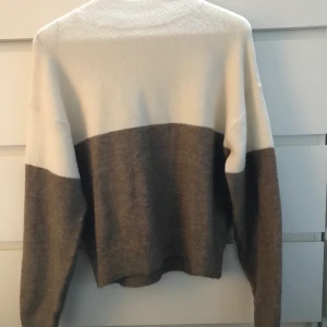 Stickad tröja  - Snygg och cool men två olika färger. Knappt använd och väldigt skönt material! 