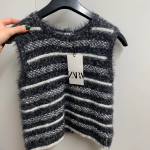 Zara väst - Säljer min zara väst eftersom den aldrig kom till användning. Prislapp är kvar och storleken är M. Köpte för 350kr säljer för 200kr