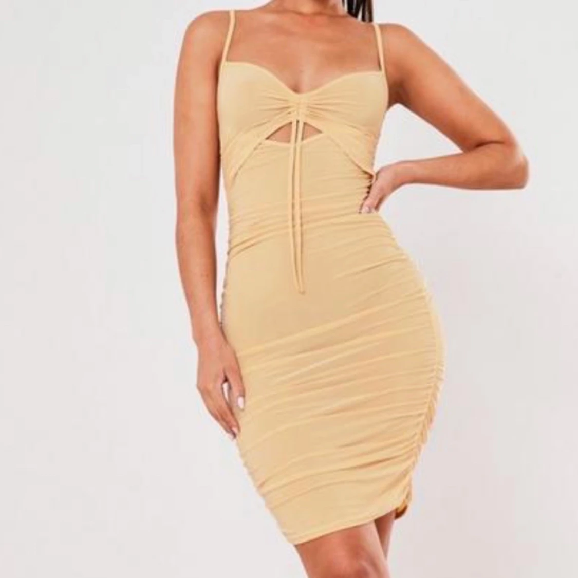 Kort beige slinky klänning stl 40