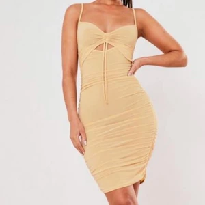 Kort beige slinky klänning stl 40 - Kort beige slinky klänning stl 40 väldigt stretch. Hål med knut under brösten  och ”ruched” vid sidorna på klänningen. Ser ut som på modellen. Helt oanvänd! Kan mötas upp eller posta men köpare står för frakten 💓