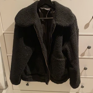 Blackteddy jacket - Svart Teddy jacka från tindra i storlek 44/46 på lappen, skulle vilja säga att storleken är mer 42 och passar lätt dig som är M/L! Som sagt Teddy material men inte så mjukt men fortfarande väldigt skön jacka, dragkedja i fram och fickor i sidorna! 1 år gammal och välanvänd så små skavanker som lösa sömmar finns, kan åtgärdas innan leverans av mig om köparen vill! Ser kanske lite skitig ut på bilderna men jack har hängt i garderoben hela året och inte använts, tvättar såklart innan leverans!💕 180kr + frakt , fler bilder på ev skador och passform kan skickas privat vid intresse💕😋🎉 