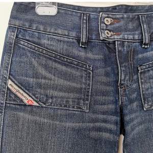 lånade bilder!säljer mina lågmidjade diesel jeans! de har ascoola detaljer med blekning/slitningar på vänster knä samt på ens fickan. modellen på bilden är 166 cm. :)
