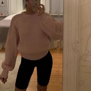 Stickad - S/M - Säljer min super sköna rosa stickade! De är ballongärmar, väldigt skönt material. 100% acrylic. Står M men passar en S skulle jag säga, beror på hur man vill att den ska sitta. Jag är XS och ni ser på bilden hur den sitter på mig. Önskas fler bilder? Skriv 👋🏼