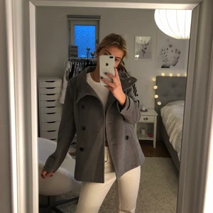 Grå kappa - Säljer den här gråa kappan som endast är använd fåtal gånger! Så fin skick o passar perfekt till hösten💕 