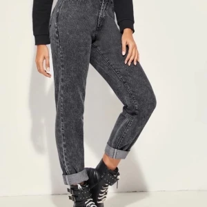 Grå jeans (oanvända) - Säljer dessa supersnygga jeans från shein som tyvärr var för små för mig. Är tjockare och bättre i materialet än andra jeans jah har från shein så är jättebra kvalite! Endast testade kommer i original påsen💗