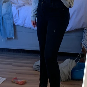 svarta skinnyjeans från levis - Säljer mina älskade svarta, högmidjade skinnyjeans från levis (äkta). De är så himla sköna och stretchiga! Det finns ingen speciell anledning till att jag säljer de eftersom de är helt felfria, tyvärr används de bara inte längre. De är i storlek 25 (passar mig som är en 34/36 perfekt).