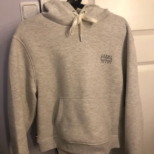 Tommy Hilfiger hoodie  - Säljer denna hoodie från Tommy Hilfiger Jeans i storlek M! Använd ett fåtal gånger, därför är den i ett bra skick. Skriv för fler bilder 💞