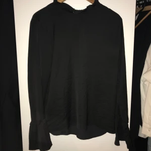 Plus från New Yorker - Jättesnygg svart blus med volanger från Amisu/New Yorker. Använd fåtal ggr, perfekt skick. Frakt/Mötas upp