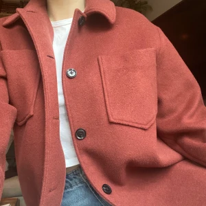 Dione Overshirt Samsoe Samsoe  - Skitsnygg kortare rock/jacka! Använd 2 gånger pga fel storlek. Superfin färg! De två första bilderna är inte mina såklart, men visar jackans färg bra ✨ Köpt för 2399:-, finns fortfarande i butik! Säljer för sjukt bra pris, passa på! Ok att lägga bud i kommentarerna eller i DM. Köparen betalar frakt❤️