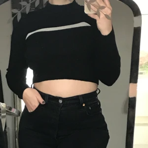 Svart croppad polotröja från Brandy Melville - Svart croppad polotröja från Brandy Melville! Stickat tyg, storleken ska vara one size men skulle säga xs/s.