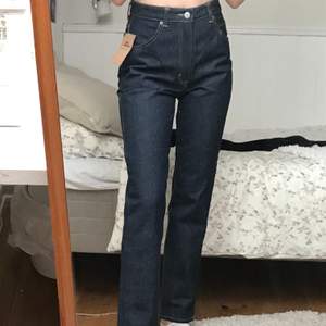 Supersnygga och moderna jeans som jag köpte i en för stor storlek. Köptes secondhand men känns helt oanvända, lappen sitter kvar. Buda om fler är interesserade 💗 Stl: W-29   L-30 