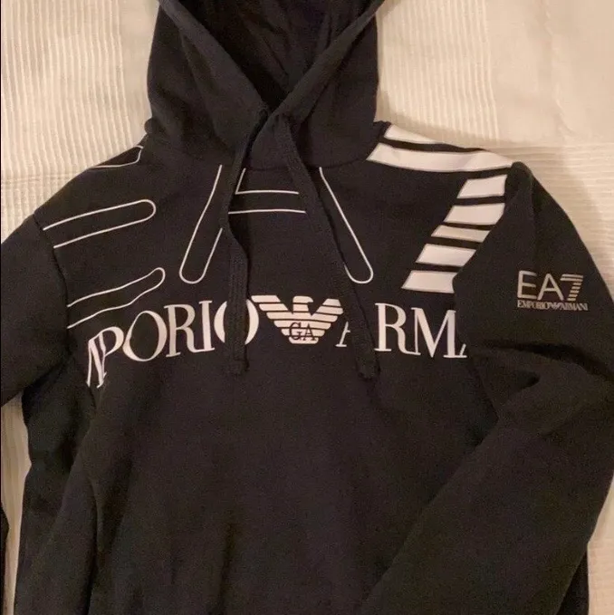 Den är nästan ny den är bara använd några gånger. Storlek M. Hoodies.