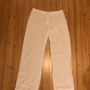 Vita Linnebyxor  - Jättefina linnebyxor i vitt. Storlek saknas men skulle gissa runt strl 40-42. Relativt genomskinliga så jag rekommenderar att ha något vitt under. Frakt tillkommer.