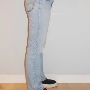 Levis vintage jeans  - Säljs från reproduce uf, Instagram @reproduce.uf   Kvinnlig modell: 175 manlig modell:188     Jeansen har testats på personer som är både längre och har annorlunda midjemått och de sitter bra, hör av er vid frågor! Fast pris på 400 så det är först till kvarn som gäller.