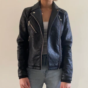 Läderjacka - Säljer denna läderjacka (foux) från Warehouse🥰 BUDA I KOMENTARERNA! Köparen står för frakten.