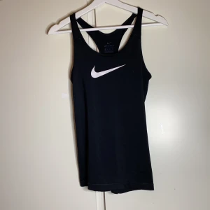 Nike tränings linne - Säljer pga att den inte Kommer inte till användning. Storlek xs använd ca 5 gånger. 