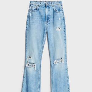 Jättefina helt nya ljusblå bootcut jeans med hål, köpte i för liten storlek och orkade aldrug lämna tillbaks💕💕Nypris 400kr, frakt ingen i priset (79kr)