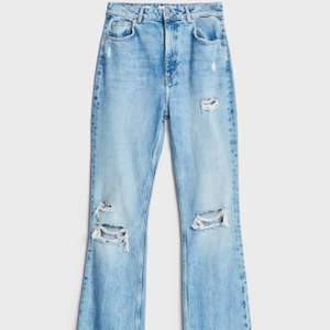 Jättefina helt nya ljusblå bootcut jeans med hål, köpte i för liten storlek och orkade aldrug lämna tillbaks💕💕Nypris 400kr, frakt ingen i priset (79kr)