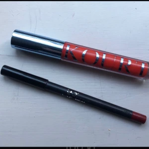 Kylie Cosmetics - Från kourt kollektionen, liquid lipstick i färgen RAD  Och från standard kollektionen en läpp penna i färgen smart Jo K.   Läpp pennan använd endast en gång och liquid lipstick 2 gånger.   22kr frimärke eller 49kr spårbart. Ansvarar ej för postens slarv!