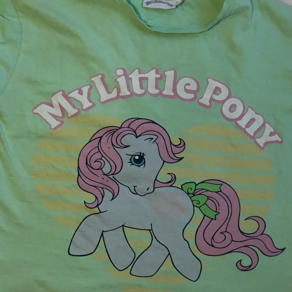 En fin grön Baby Tee från My Little Pony med en my little pony på. Storlek 6 (extra-small/small) . T-shirts.