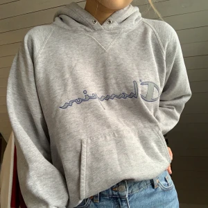 vintage champion hoodie - jättebra kvalitet, tjockt tyg<3 loggan är inte baklänges, det är min kamera bara☺️ fint skick! frakten ingår i priset💕 buda i kommentarerna!
