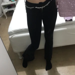 Svarta bootcut jeans - .