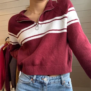 vinröd tröja från hollister🍇 - mjuk och varm, perfekt för vintern💕 fint skick! frakten ingår i priset☺️