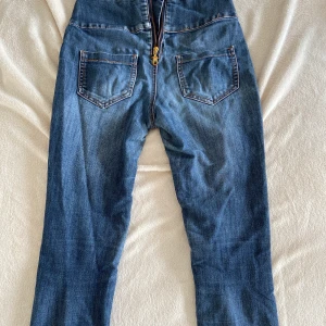 Pieces, blåa highwaist jeans, S/M - Highwaist jeans med dragkedja där bak. Otroligt bra om man har lite mag hull man inte vill visa om man har tighta tröjor eller liknande. Man får också väldigt snygg rumpa.
