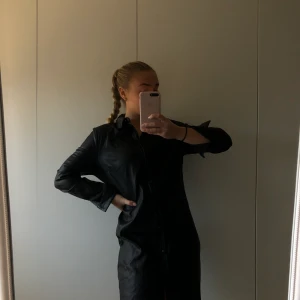 Skinnklänning - En snygg skinnklänning i väldigt bra skick. Säljer pga använder inte längre. 