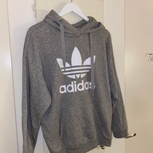 Adidashoodie - Säljer denna snygga grå adidashoodie. I fint skick inga slitningar då jag ej använt denna så mycket. I storlek Small men är lite oversize. Tror nypriset låg på 600-800kr men säljer denna för 230kr (FRAKT INGÅR). Eller 180kr vid möte i Stockholm. Fler bilder går att få om man är intresserad :) 