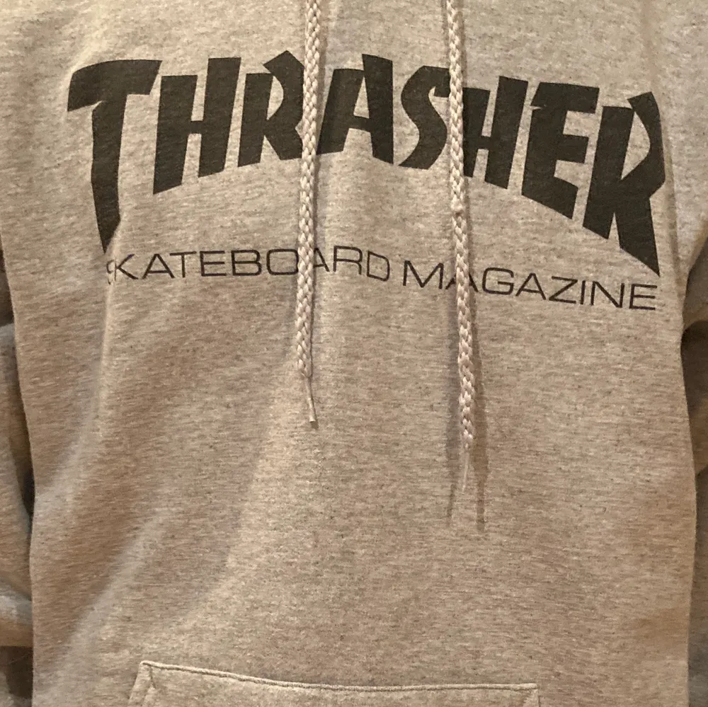 Thrasher Hoodie grå med svart text , nypris 999kr säljer den för 300kr. Hoodies.