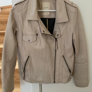 Skinnjacka - Mjuk härlig skinnjacka i bikermodell