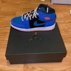 Air Jordan 1 Mid (GS) ”Racer Blue” - Säljer två par helt nya Jordan 1 Mids. Finns i storlek 37.5 & 38.5. 1100kr/st. Bjuder på frakten och skickar dubbelboxat!