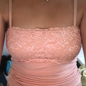 Persikofärgad topp - Spetslinne i supernajs färg, väldigt fint på sommaren🧡 hade lite svårt att visa färgen pga dåligt ljus i mitt rum, men skickar gärna fler bilder privat 