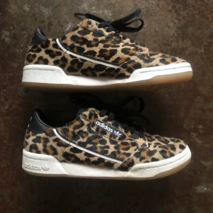 Adidassneakers - Frakt ingår ✨ Dom är använda en gång inomhus på en heltäckningsmatta. Därav smågrus under. Inte nött på sulan alls. 