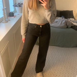 Jeans - Svarta/mörkgråa jeans från Monki, storlek 27