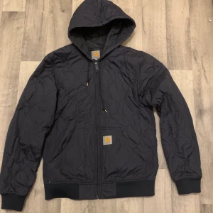 Carhartt tunn dunjacka  - Säljer min carhartt jacka som är i bra skick. 