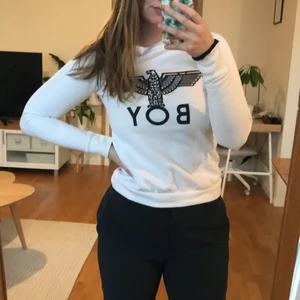 Vit tjocktröja - Vit mjuk tjocktröja. Det står storlek M/L men jag skulle säga XS. Om du köper någonting annat i min shop för över 50kr så får du denna på köpet (gäller allt i min shop som kostar 20kr).