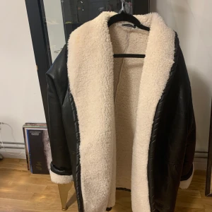 Vintage pilotjacka vinter - Köpt i en vintagebutik i London, jättefin med ett läderband i midjan. Storlek onesize och sitter snyggt på mig som har S/M