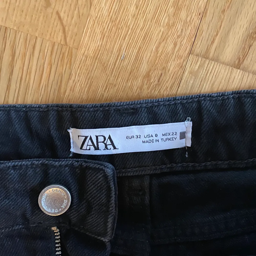 Supersnygga svarta jeans från zara i ”wide” modellen köpta i Paris, änvänt endast 1 gång! Nypris: 350kr Storlek 32 skicka medelanden för frågor🥰. Jeans & Byxor.