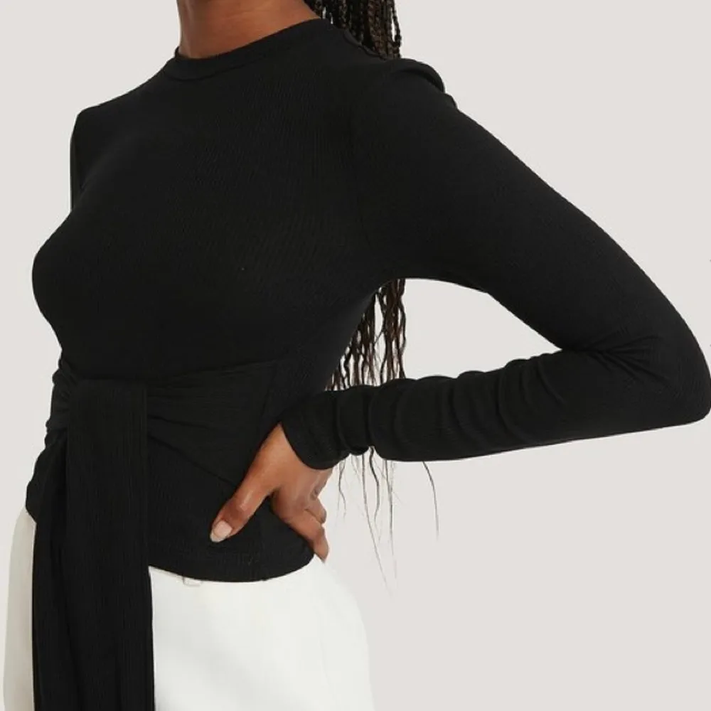Cool svart tröja som man kan knyta på olika sätt! Tröjan är från misslisibells kollektion med nakd och är i storlek S. Helt oanvänd och väldigt skönt material. Säljer pga inte min stil.💓💓. Skjortor.