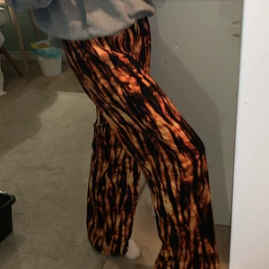 Junkyard byxor, S - Säljer dessa asballa vida byxorna från Junkyard i skönt material. Storlek S men midjan är i resor så storleken kan varieras. Aldrig använt. Swipe för mer info 🌟 