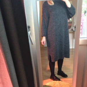  - Stickad klänning från monki, aldrig använd