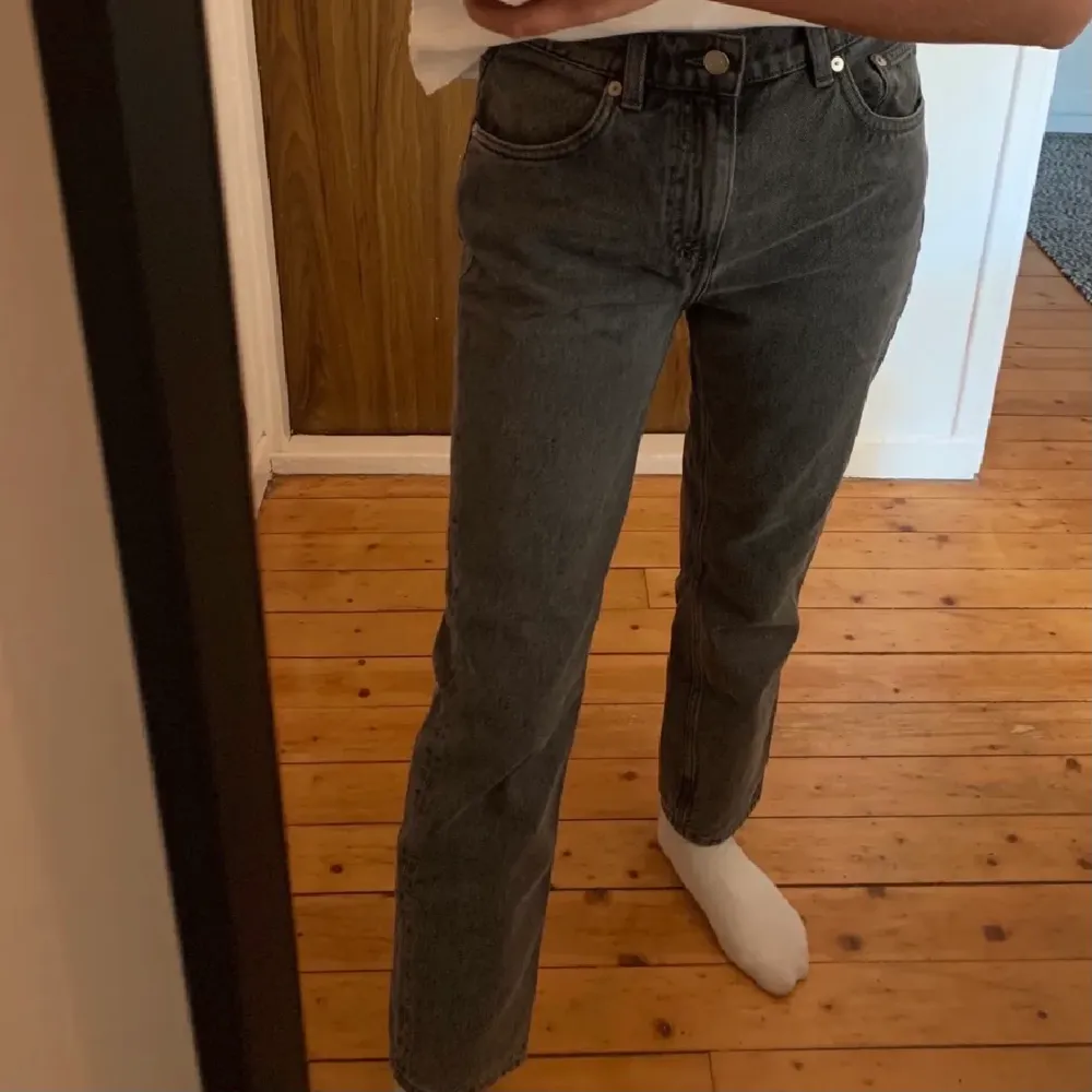 Gråa jeans från arket i modellen regular cropped. Storlek 27 i fint skick, nypris 700kr. Frakt tillkommer 🖤. Jeans & Byxor.