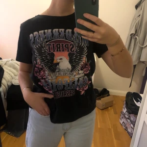 T- shirt  - T-shirt från GinaTricot i strl M. Inte kommit till användning på ett bra tag, men fint skick. Fraktkostnad tillkommer!