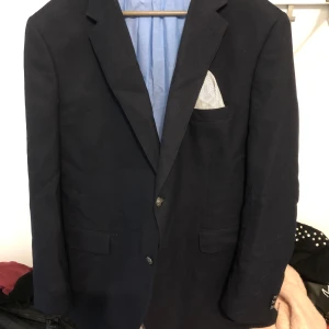 Dressman kavaj 60S - Dressmann kavaj strl 60S. I använd 8/10 i skick. Vid köp av flera varor går priset att diskutera. Köpare står för frakten (PostNord skicka lätt 63kr upp till 1kg). För mer detaljer, skriv. 