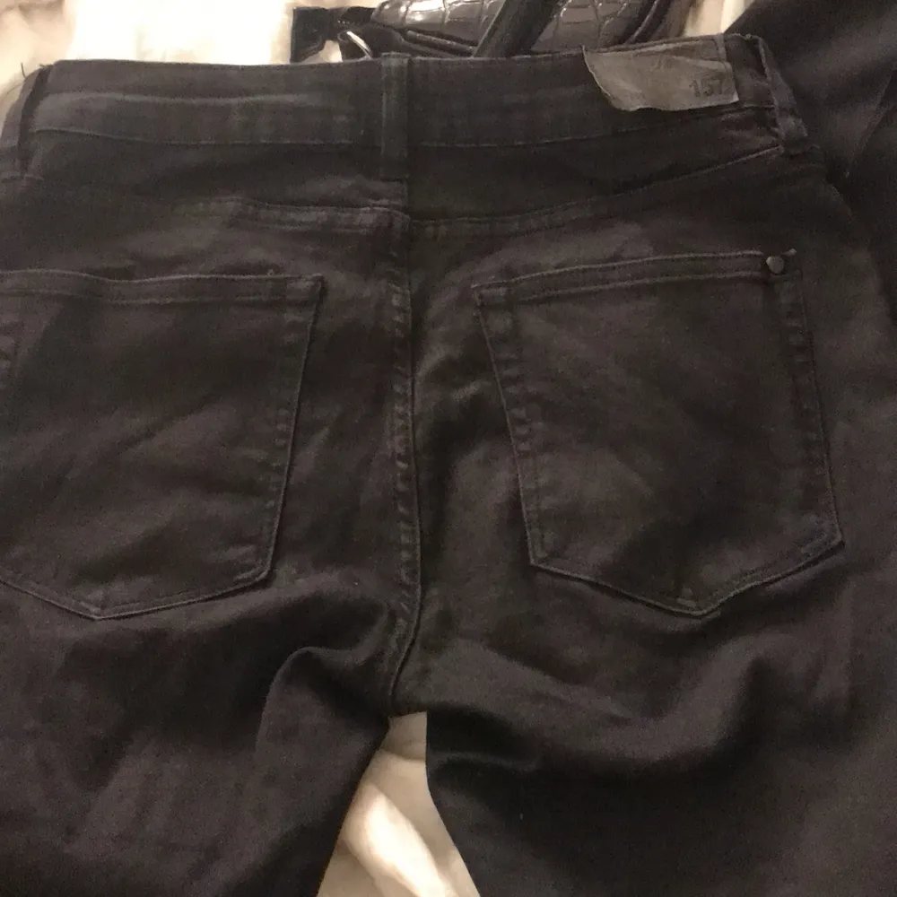 Säljer dem här snygga tajta svarta jeansen som jag använde mycket förut men nu på sista tiden har dem ej kommit till användning, dem är lågmidjade och lappen där bak är sönder men annars är dem super fina❤️frakt ingår ej❤️. Jeans & Byxor.