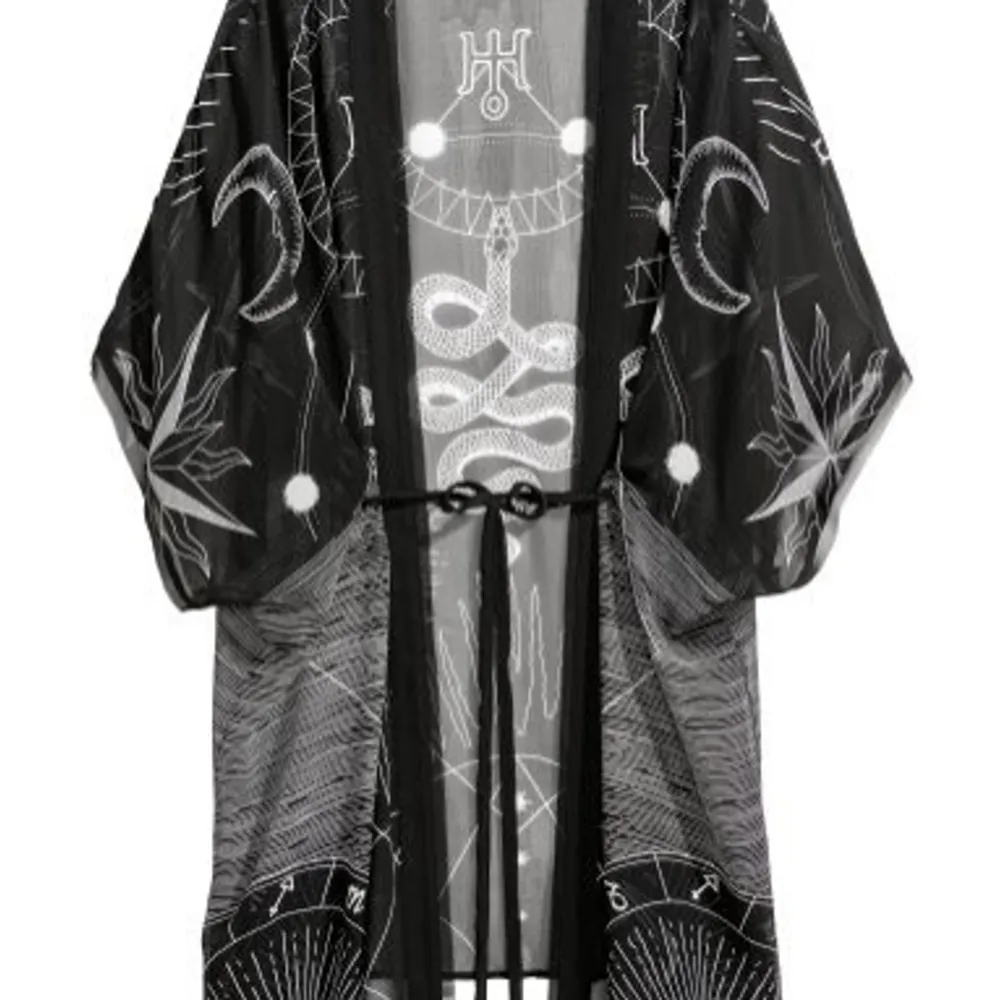 Önskar köpa denna kimono från h&m som är slutsåld, har du någon så får du hemskt gärna skicka till mig 🌻. Tröjor & Koftor.